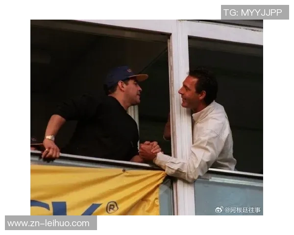 阿根廷全队球员佩戴黑色袖标悼念已故博卡主帅鲁索的感人时刻 阿根廷全队球员佩戴黑色袖标悼念已故博卡主帅鲁索的感人时刻