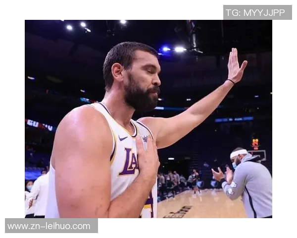 开拓者主场迎战湖人球员赛前时尚穿搭引关注小杨夹克搭配粉色小书包