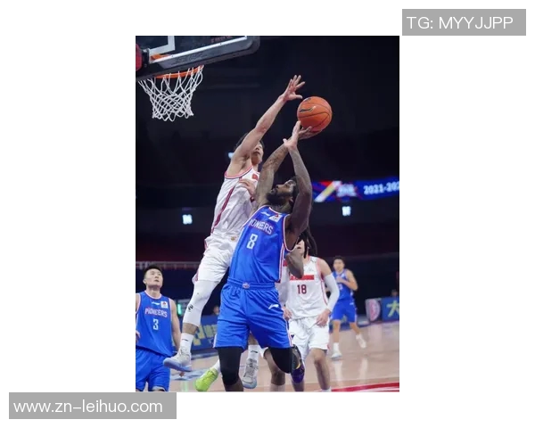 曾凡博上场即紧逼布克遭吹防守犯规展现CBA防守强度