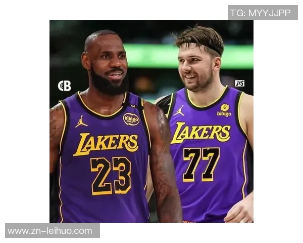 詹姆斯重返赛场展现实力与东契奇小里组合默契无间的精彩表现