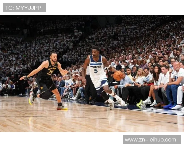 巴特勒强势突破篮下完成折叠打进并造成对手犯规精彩瞬间